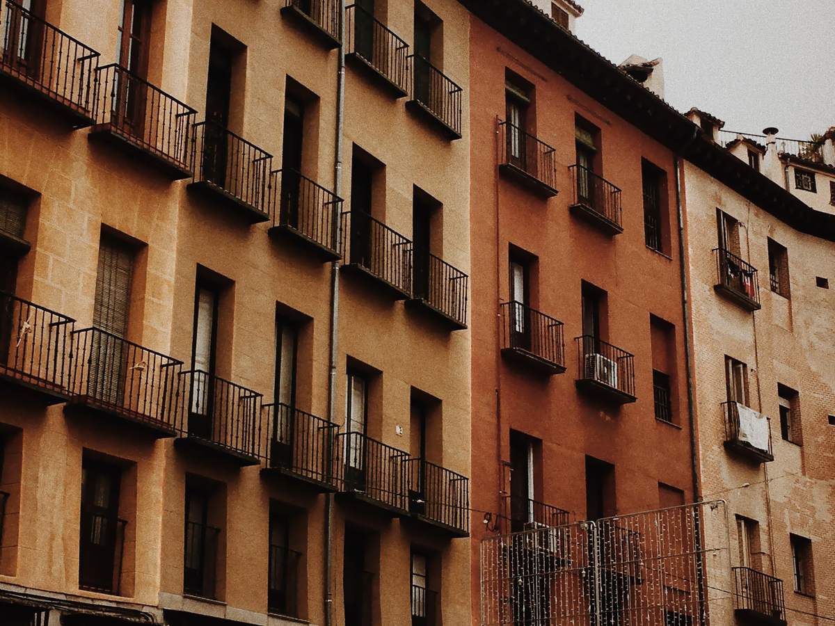Calle de Madrid con edificios residenciales de varias plantas