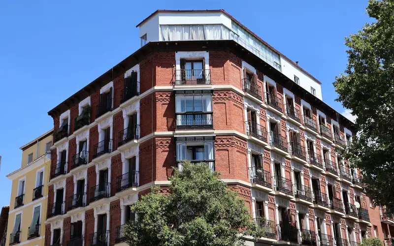 Edificio de viviendas de ladrillo rojo en una esquina de Madrid