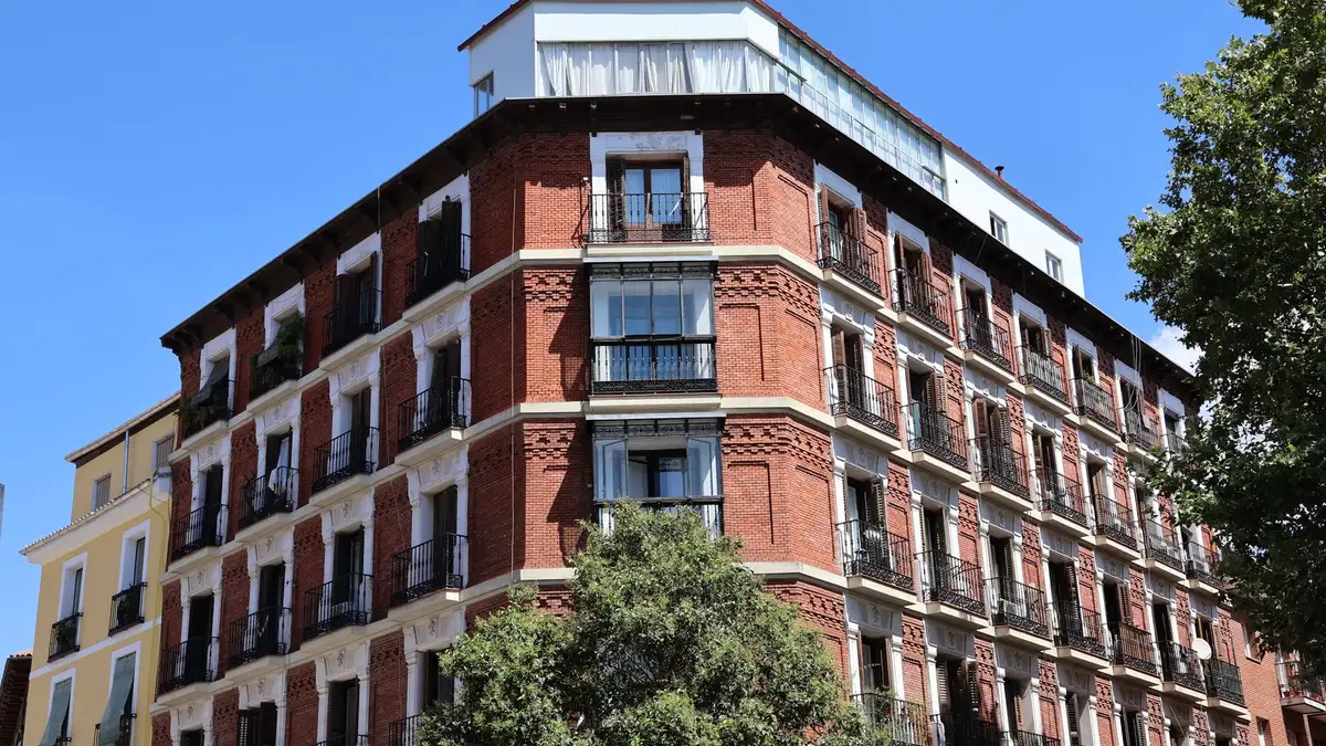 Edificio de viviendas de ladrillo rojo en una esquina de Madrid