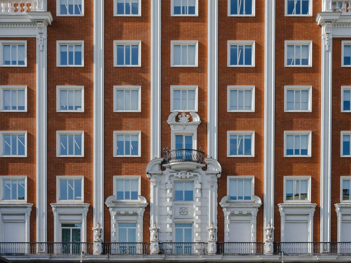Fachada histórica con molduras y balcones en el centro de Madrid