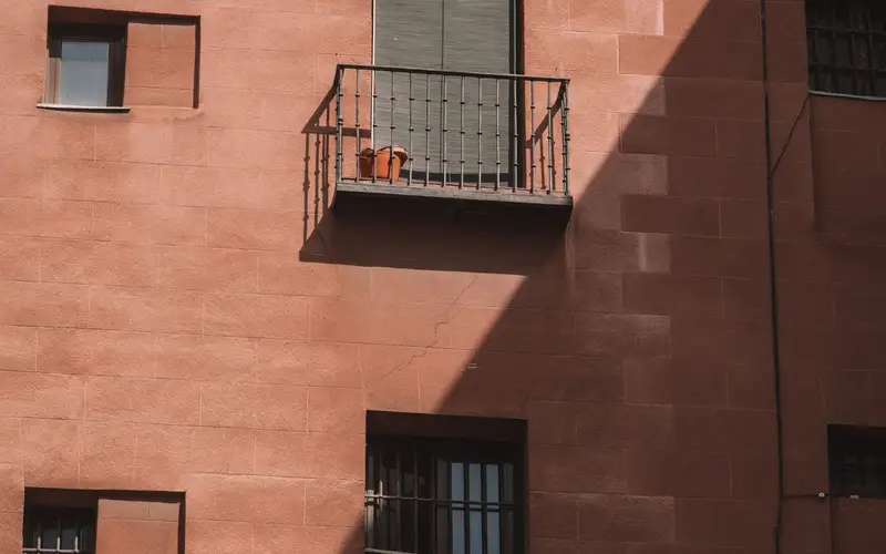 Bloque de viviendas de ladrillo visto con balcones, típico de los barrios de Madrid de los años sesenta y setenta