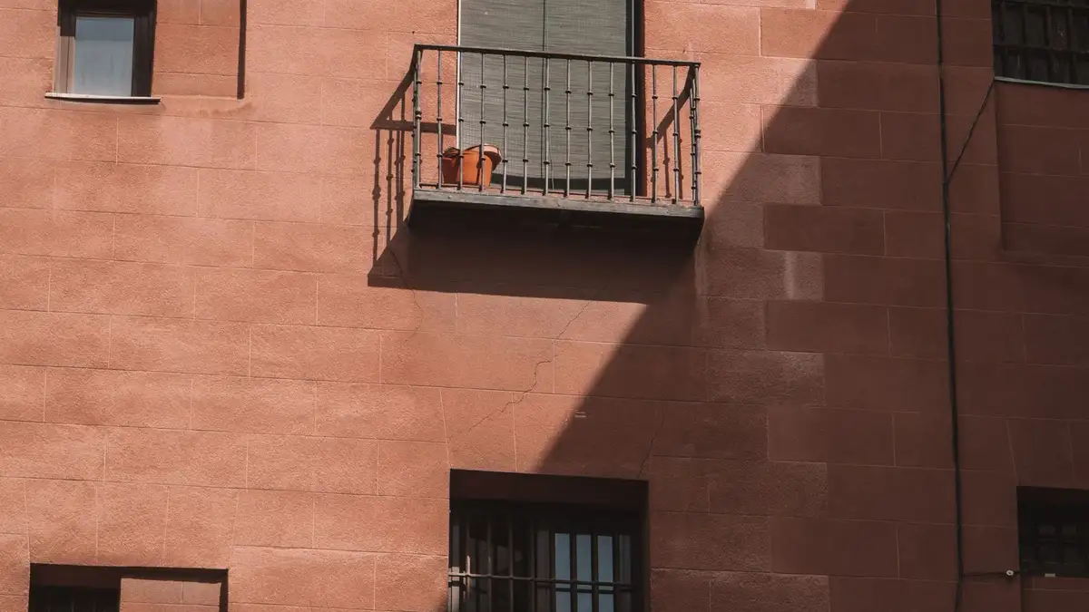 Bloque de viviendas de ladrillo visto con balcones, típico de los barrios de Madrid de los años sesenta y setenta