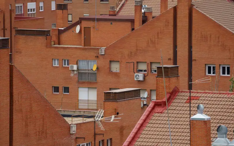 Cubiertas y tejados de ladrillo de un conjunto de edificios residenciales