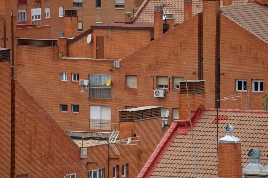 Cubiertas y tejados de ladrillo de un conjunto de edificios residenciales