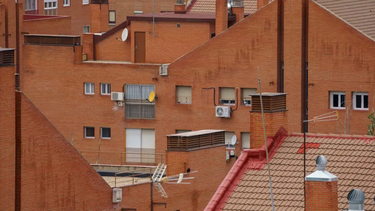 Cubiertas y tejados de ladrillo de un conjunto de edificios residenciales